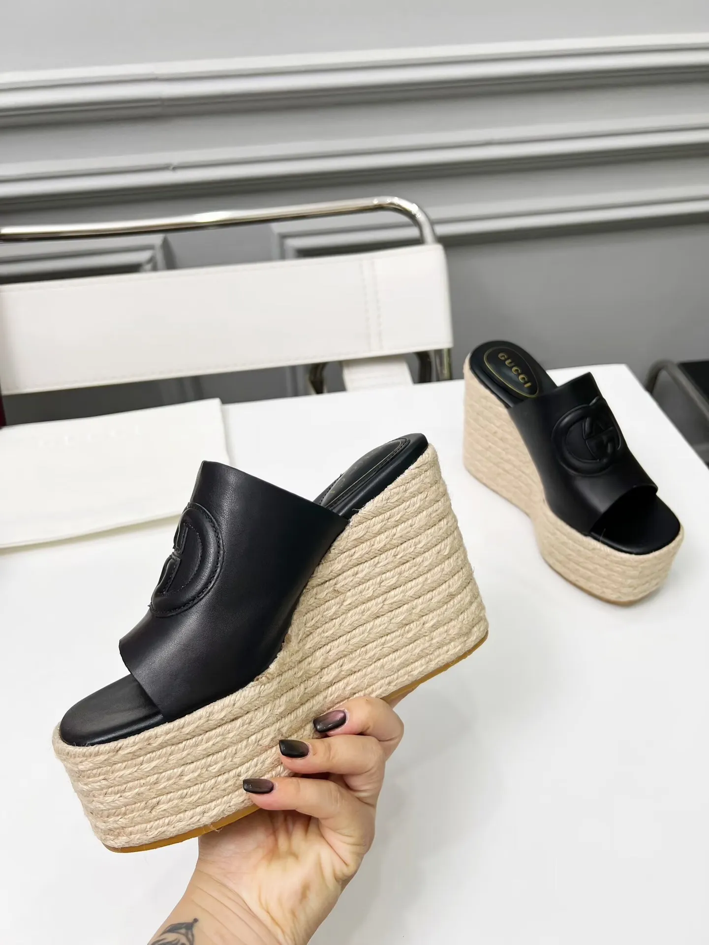 👟👟Ex-factory price 460👟👟 Gucci’s new slippers, fashionable, high-end and full of personality✅ Very stable, comfortable and durable for daily use, convenient and unique for daily matching, a must-have classic for summer, the upper is made of GUCCI brand stitching Fabric: cowhide Lining/feet: sheepskin Platform height: 11cm Color: black, white, brown, burgundy, pink Code number: 35-42 (41 and 42 need to be customized) Packaging: Comes with cloth bag and card.